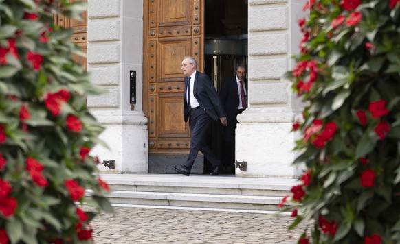 Bundespraesident Guy Parmelin, links, verlaesst das Bundeshaus, nachdem er wenige Minuten zuvor vor den Medien seinen Ruecktritt aus dem Bundesrat bekannt gegeben hat, neben Urs Wiedmer, Leiter kommun ...