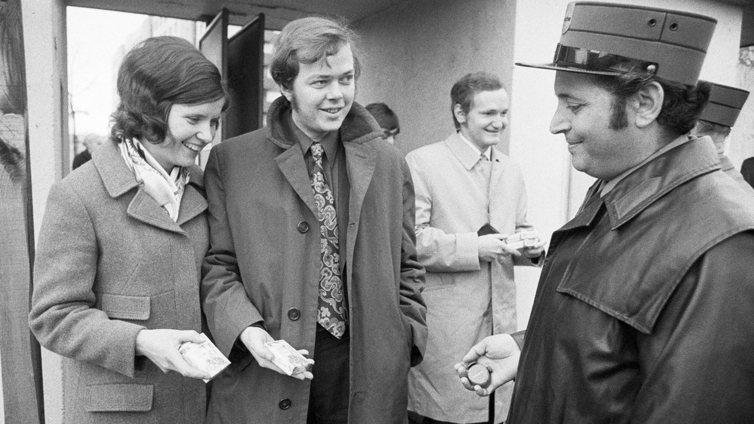 Fans des FC Zuerich betreten im November 1972 das Stadion Letzigrund in Zuerich. Die Zigarettenpackungen gelten dabei als Eintrittskarte. (KEYSTONE/Str)