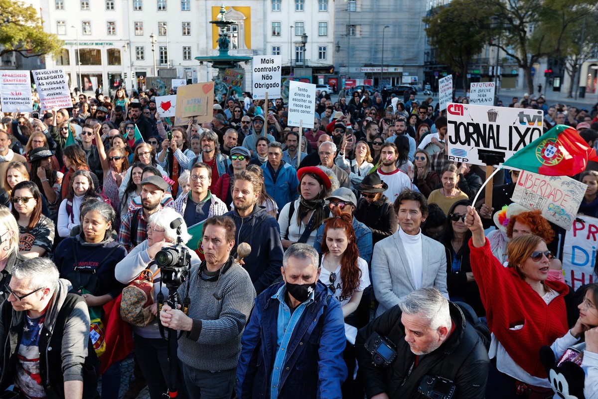 epa09086603 Protesters during an anti-lockdown demonstration in Lisbon, Portugal, 20 March 2021. Protests within the scope of anti-vaccine anti-coronavirus restrictions 'World Wide Rally for Free ...