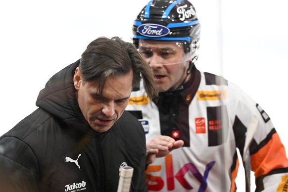 Tigers Head Coach Thierry Paterlini, links, in einer Diskusion mit Schiedsrichter Micha Hebeisen, rechts, beim Eishockey-Qualifikationsspiel der National League, zwischen den SCL Tigers und den SC Rap ...