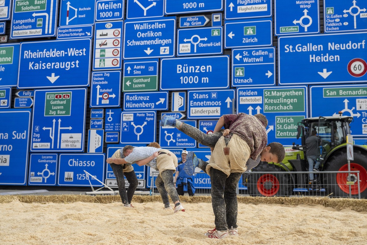 Jungschwinger waehrend einer Schwing Vorfuehrung, anlaesslich der Farming Days der Genossenschaft Fenaco im Verkehrshaus Luzern am Freitag, 27. September 2024 in Luzern. Den Besucher werden Einblicke  ...