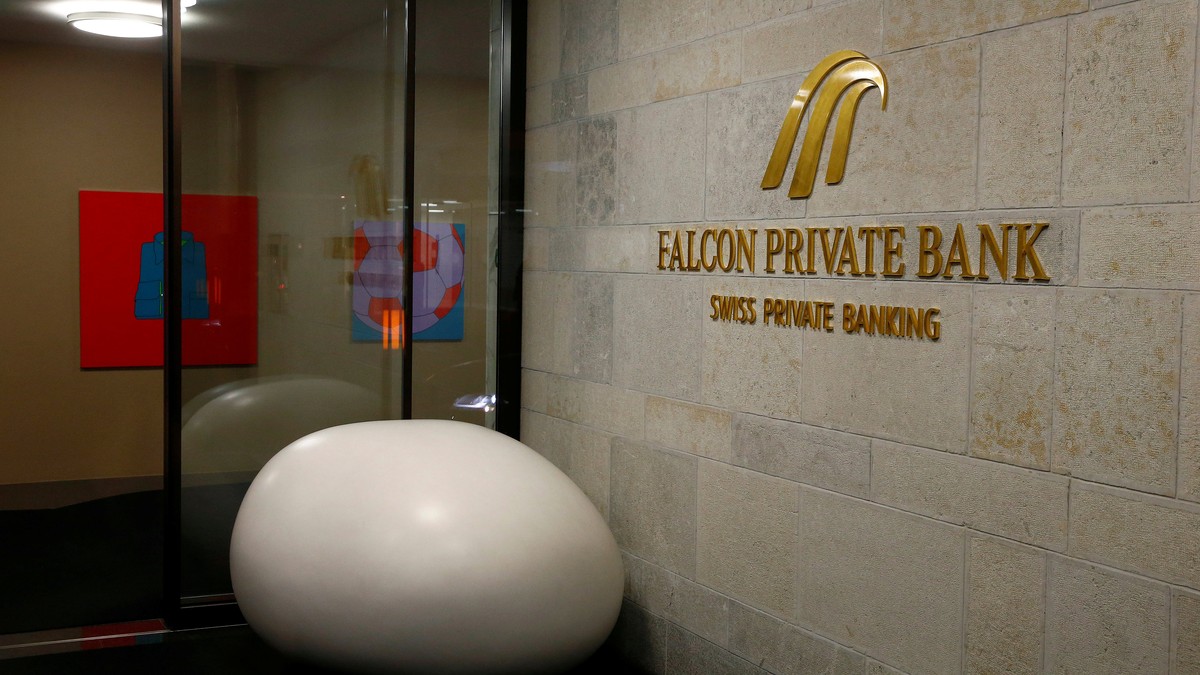The logo of Swiss Falcon Private Bank, owned by Abu Dhabi's International Petroleum Investment Co (IPIC), is seen at its headquarters in Zurich, Switzerland September 22, 2016. REUTERS/Arnd Wiegm ...
