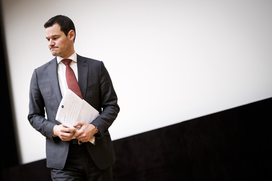 ARCHIVBILD ZUR MELDUNG, DASS DAS GENFER KANTONSPARLAMENT MAUDETS RUECKTRITT FORDERT --- Le conseiller d&#039;Etat genevois Pierre Maudet redescend de scene durant l&#039;assemblee generale extraordina ...