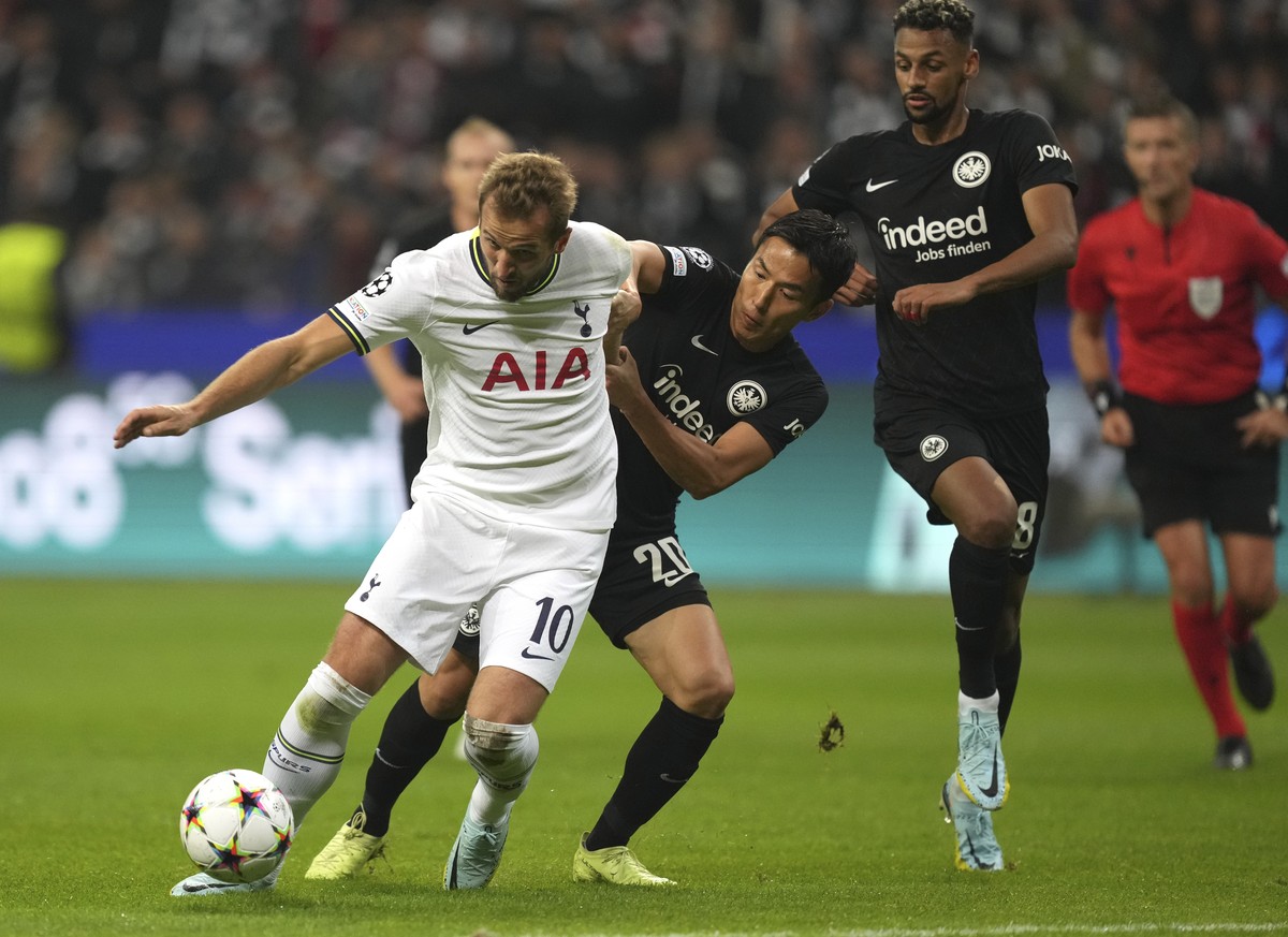 Tottenham's Harry Kane challenges for the ball with Frankfurt's Makoto Hasebe during the Champions League Group D soccer match between Eintracht Frankfurt and Tottenham Hotspurs in Frankfurt ...