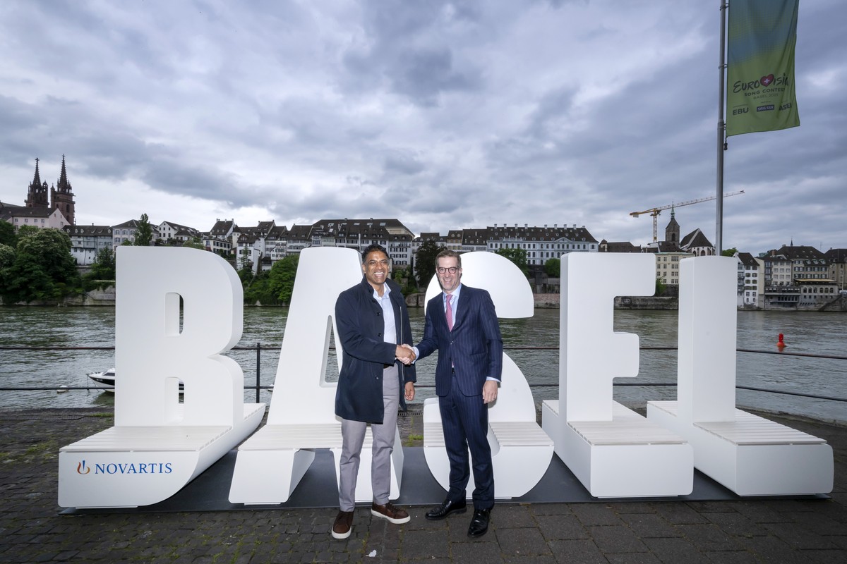 Novartis CEO Vasant Narasimhan, links, und Regierungspraesident Conradin Cramer, rechts, bei der Enthuellung des Schriftzugs BASEL in Basel, am Dienstag, 6. Mai, 2025. Die Sitzbank wird bis Ende Juli  ...