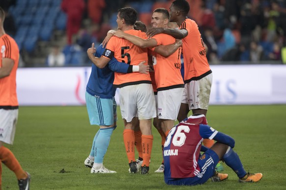 Basels Manuel Akanji, vorne, geschlagen, Lausannes Spieler, hinten, jubeln ueber den Sieg, nach dem Fussball Meisterschaftsspiel der Super League zwischen dem FC Basel 1893 und dem FC Lausanne, im St. ...