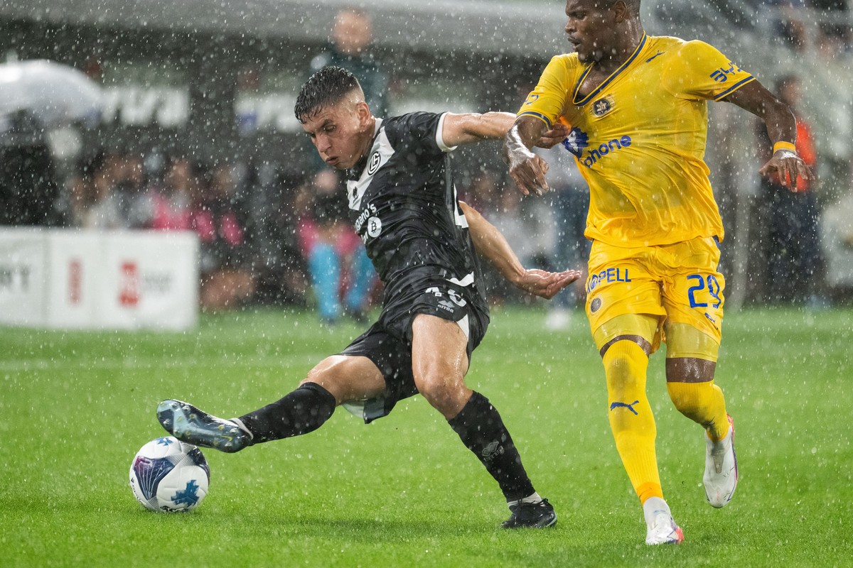 epa13181448 Mattia Zanotti (L) of Lugano in action against Helio Varela of Maccabi Tel Aviv during the UEFA Conference League play-offs first leg soccer match between FC Lugano and Maccabi Tel Aviv, i ...
