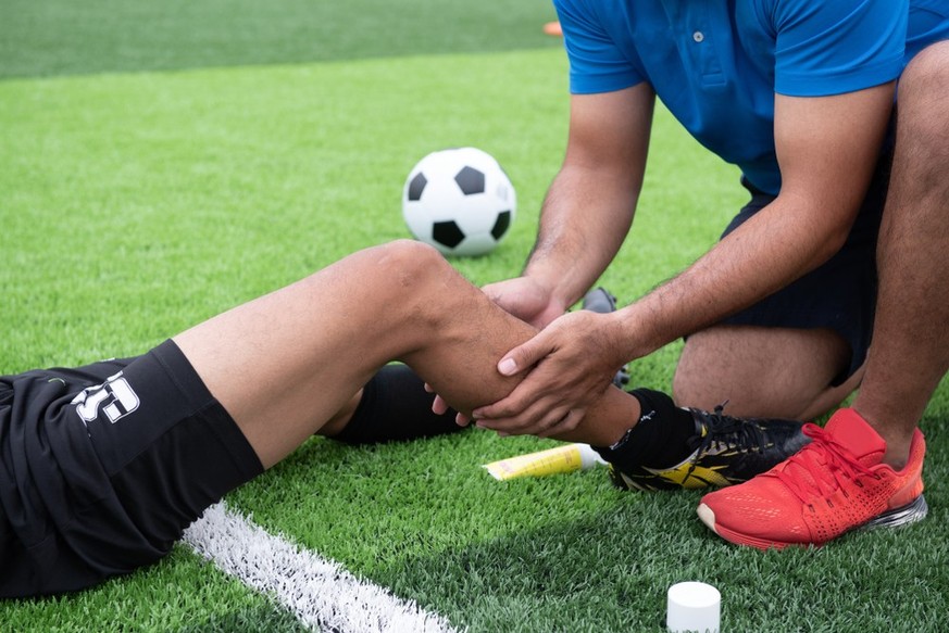 Schmerzen werden bei jungen Sportlern oft als dazugehörend wahrgenommen.