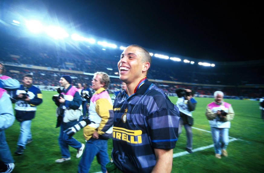 Bildnummer: 00120780 Datum: 06.05.1998 Copyright: imago/Norbert Schmidt
Ronaldo (Inter) ist so richtig gl�cklich; Internazionale Mailand, Milano, Sieg, Sieger, Gewinner, Jubel, Fotografen UEFA-Cup, P ...