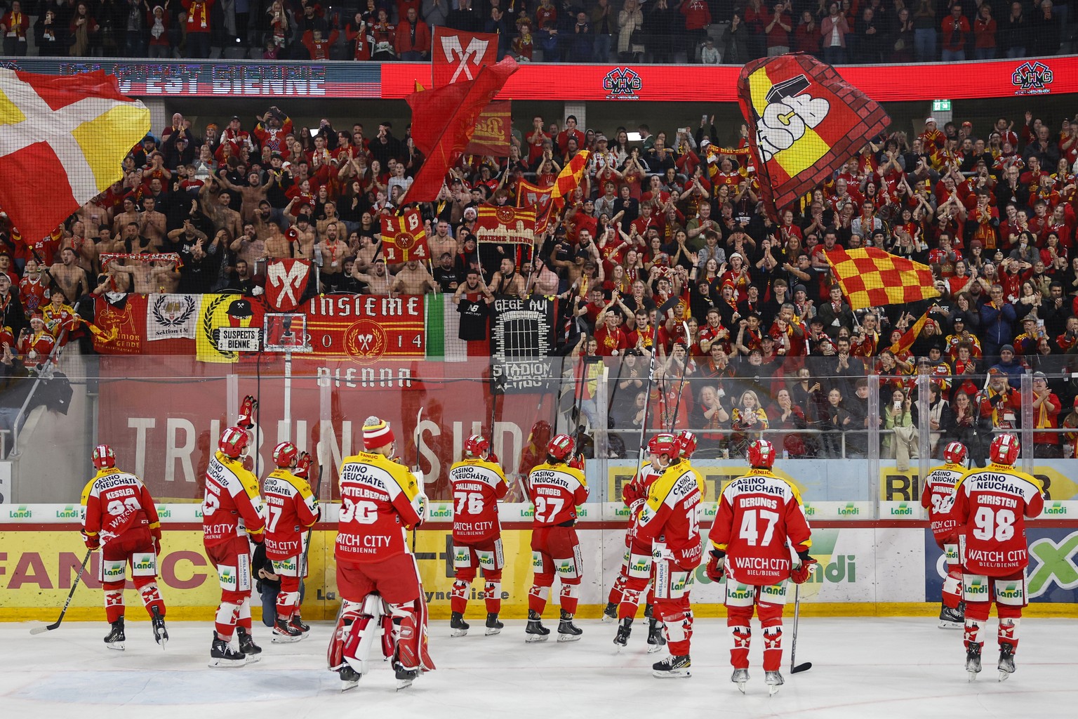 Biels Spieler lassen sich von den Fans feiern nach dem Eishockey Meisterschaftsspiel der National League zwischen dem EHC Biel und EV Zug, am Samstag, 23. Dezember 2023, in der Tissot Arena in Biel. ( ...