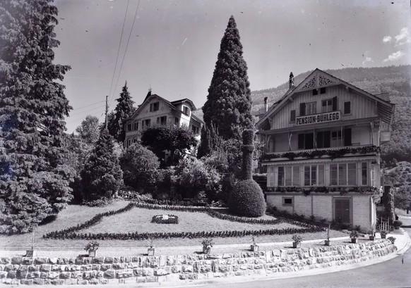 Blick auf die Pension Bühlegg mit dem Anbau auf der linken Seite, in dem Mark Twain mit seiner Familie wohnte.
https://www.archiv-weggis.ch/
