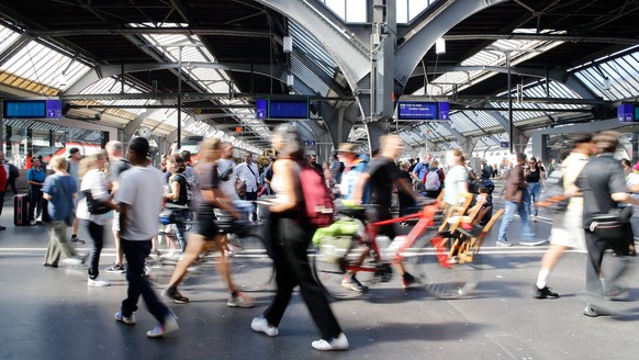 Foto Manuel Geisser 16.09. 2023 Zuerich , SCHWEIZ , Hauptbahnhof Zuerich , Reisende und Pendler *** Photo Manuel Geisser 16 09 2023 Zuerich , SWITZERLAND , Zurich Main Station , Travelers and commuter ...