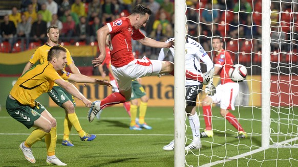 Switzerland&#039;s Josip Drmic, centre, scores during the UEFA EURO 2016 group E qualifying soccer match between Lithuania and Switzerland at the LFF Stadium in Vilnius, Lithuania, on Sunday, June 14, ...