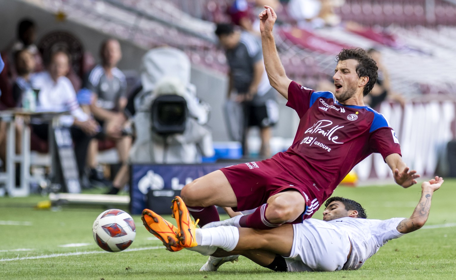 Le milieu genevois Miroslav Stevanovic, gauche, lutte pour le ballon avec le milieu zuerichois Francisco Rodriguez, droite, lors de la rencontre de football de Super League entre le Geneve Servette FC ...