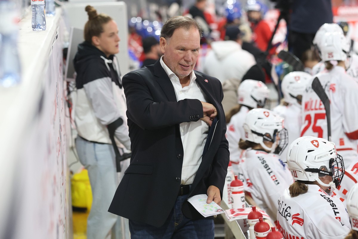 Der Schweizer Head Coach Colin Muller im Womens Hockey Euro Tour Spiel der Frauen Eishockey Nationalmannschaft zwischen der Schweiz und Tschechien, am Freitag, den 29. August 2025 in der Swiss Arena i ...