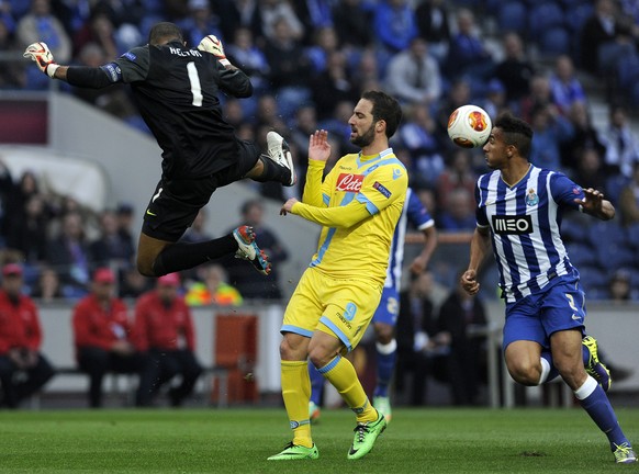 Hier schrammt Napoli-Goalgetter Gonzalo Higuain knapp an einer Karate-Einlage des Porto-Keepers vorbei.