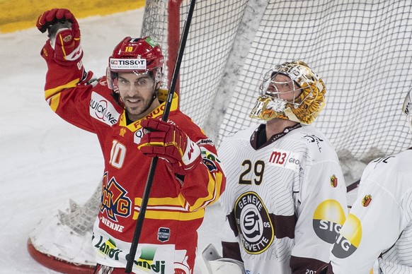 Biels Luca Cunti, links, feiert vor Servettes Torhueter Robert Mayer den Treffer zum 1:1 im Eishockey Meisterschaftsspiel der National League zwischen dem EHC Biel und Genf Servette HC, am Freitag, 17 ...