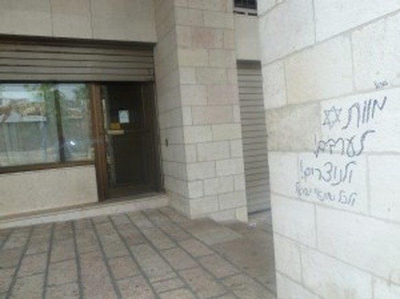 Hass-Graffiti vor dem Büro der&nbsp;Versammlung der Katholischen Ordinarien des Heiligen Landes (AOCTS) in Jerusalem.