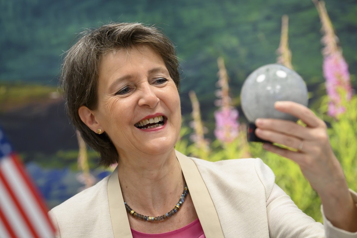 Bundesraetin Simonetta Sommaruga zuendet bei einem symbolischen Akt eine Lampe an, bei der Lancierung einer Energiespar-Allianz des Bundes mit Vertretern von Unternehmen, Verbaenden, Kantonen, Staedte ...