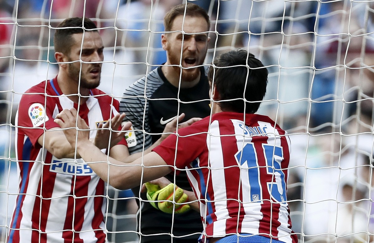 epa05897131 Atletico Madrid's Montenegrinian defender Stefan Savic (R) is congratulated by his team mates Koke Resurreccion (L) and Jan Oblak (C) during the Primera Division match between Real Ma ...