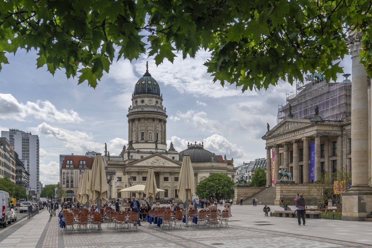 Der Gendarmenmarkt in Berlin-Mitte. In der Bildmitte hinter dem StraßencafÃ der Deutsche Dom, rechts das Konzerthaus. *** The Gendarmenmarkt in Berlin Mitte In the center of the picture behind the str ...