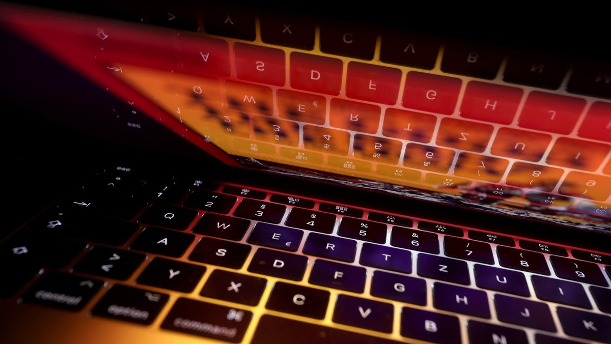 ARCHIV - 28.03.2023, Bayern, Kempten: Wenn die eigenen, personenbezogenen Daten durchs Netz schwirren: Hackerangriffe oder Datenlecks sind nicht nur gef�hrlich, sondern machen Betroffenen oft auch eno ...