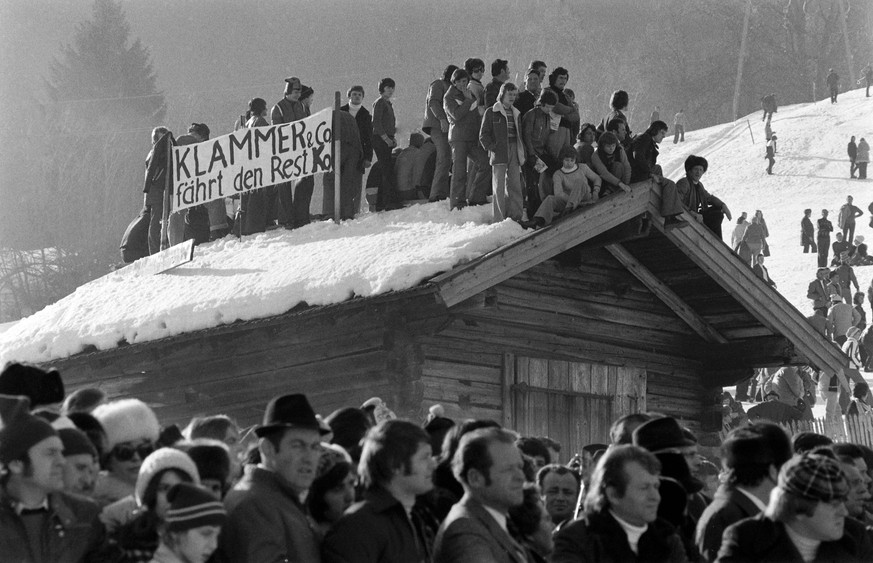 Ski Alpin Weltcup 1974/1975 Kitzbuehel: SKIFANS an der Streif Ski Alpin Weltcup 1974/1975 Kitzbuehel Abfahrt 19.01.1975 Skifans auf einer Scheune an der Streif mit einem Plakat: Klammer und Co faehrt  ...