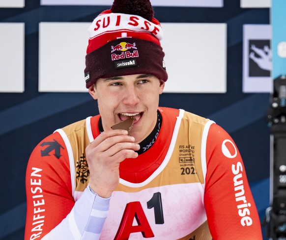 epa11884577 Gold medalist Franjo von Allmen of Switzerland celebrates and eats chocolate during the podium ceremony of the Men&#039;s Downhill race at the FIS Alpine Skiing World Championships in Saal ...