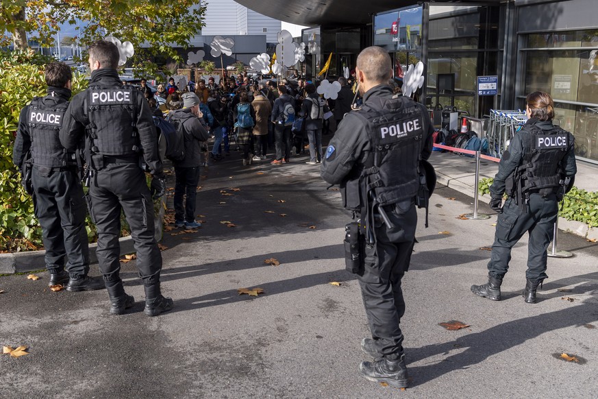 Extinction Rebellion climate change activists block an entrance to general aviation terminal at the Geneva Airport, in Geneva, Switzerland, Saturday, November 16, 2019. (KEYSTONE/Martial Trezzini)