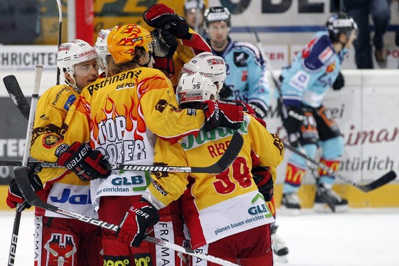 Langnauer Jubel um Mike Iggulden, zweiter von links, beim Eishockey Meisterschaftsspiel der National League A zwischen den Rapperswil-Jona Lakers und den SCL Tigers am Samstag, 22. Januar 2011, in der ...