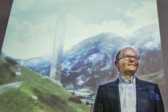 Remo Stoffel, CEO des Projektes 7132, orientiert an einer Medienkonferenz in Kloten, am Mittwoch, 25. Maerz 2015, ueber das Projekt 7132 in Vals. Der Immobilien-Investor Remo Stoffel plant im Buendner ...