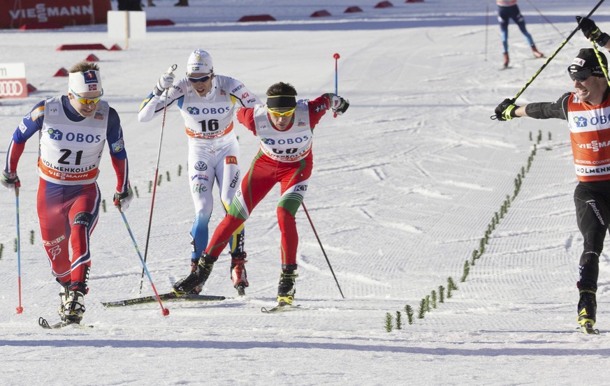 epa04662200 Dario Cologna, Switzerland, (extreme right) fails to beat Sjur Roethe, Norway, in this seasons&#039; last World Cup Cross Country 50km competition at the Holmenkollen Ski Arena in Oslo Sat ...