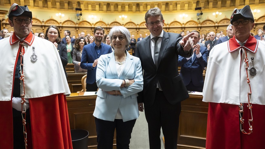 Der neu gewaehlte Bundesrat Albert Roesti, rechts, und die neu gewaehlte Bundesraetin Elisabeth Baume-Schneider nach der Vereidigung, bei der Ersatzwahl in den Bundesrat durch die Vereinigte Bundesver ...