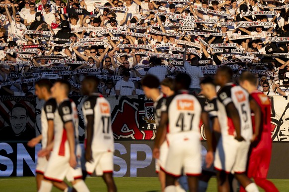 Die Fans des FCA vor dem Super League und Challenge League Barrage Rueckspiel zwischen dem FC Aarau und dem Grasshopper Club Zuerich, am Freitag 30. Mai 2025 im Stadion Bruegglifeld in Aarau. (KEYSTON ...
