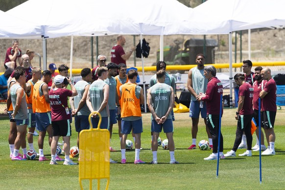Switzerland's head coach Murat Yakin speaks to his players during a training session of the Swiss national soccer team at the SDJA in San Diego, California, USA, Sunday, June 14, 2026, during the ...
