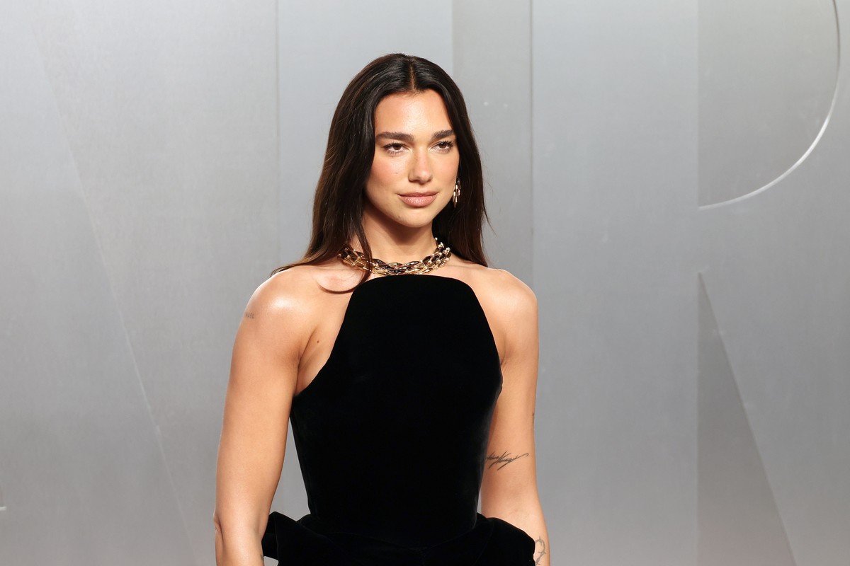 epa12825502 Dua Lipa arrives at the 2026 Vanity Fair Oscar Party following the 98th annual Academy Awards ceremony at Los Angeles County Museum of Art (LACMA) in Los Angeles, California, USA, late 15  ...
