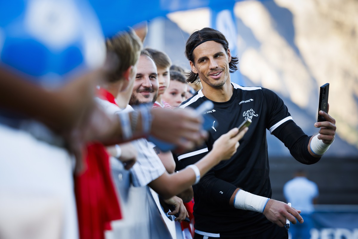 epa10840398 Swiss national soccer goalkeeper Yann Sommer takes pictures with fans during a public training of the team in Saillon, Switzerland, 04 Septemebr 2023. Switzerland play Kosovo in the UEFA E ...