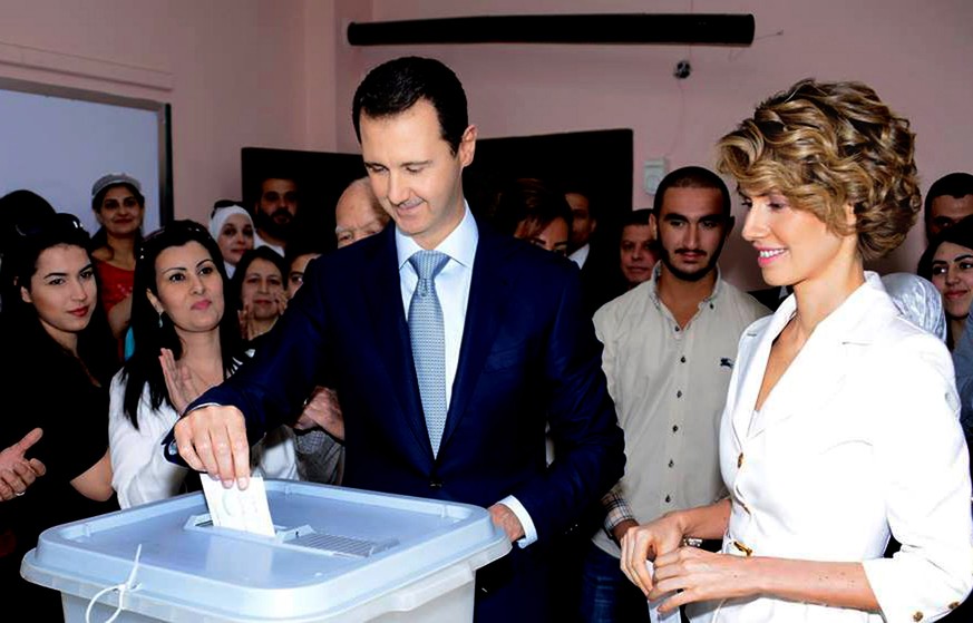 Assad und seine Frau bei der Stimmabgabe