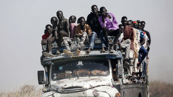 epa11000674 epa10622722 Sudanese refugees and South Sudanese returnees travel atop a truck transporting them from the border towards the Upper Nile State town of Renk, South Sudan, 12 May 2023. Fleein ...