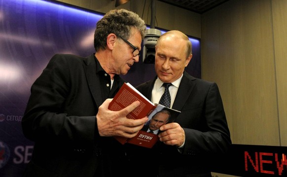 June 7, 2016. - Russia, Moscow. - Russian President Vladimir Putin (right) during presentation of the book Putin: the Logic of Power by German journalist Hubert Seipel within the International Media F ...