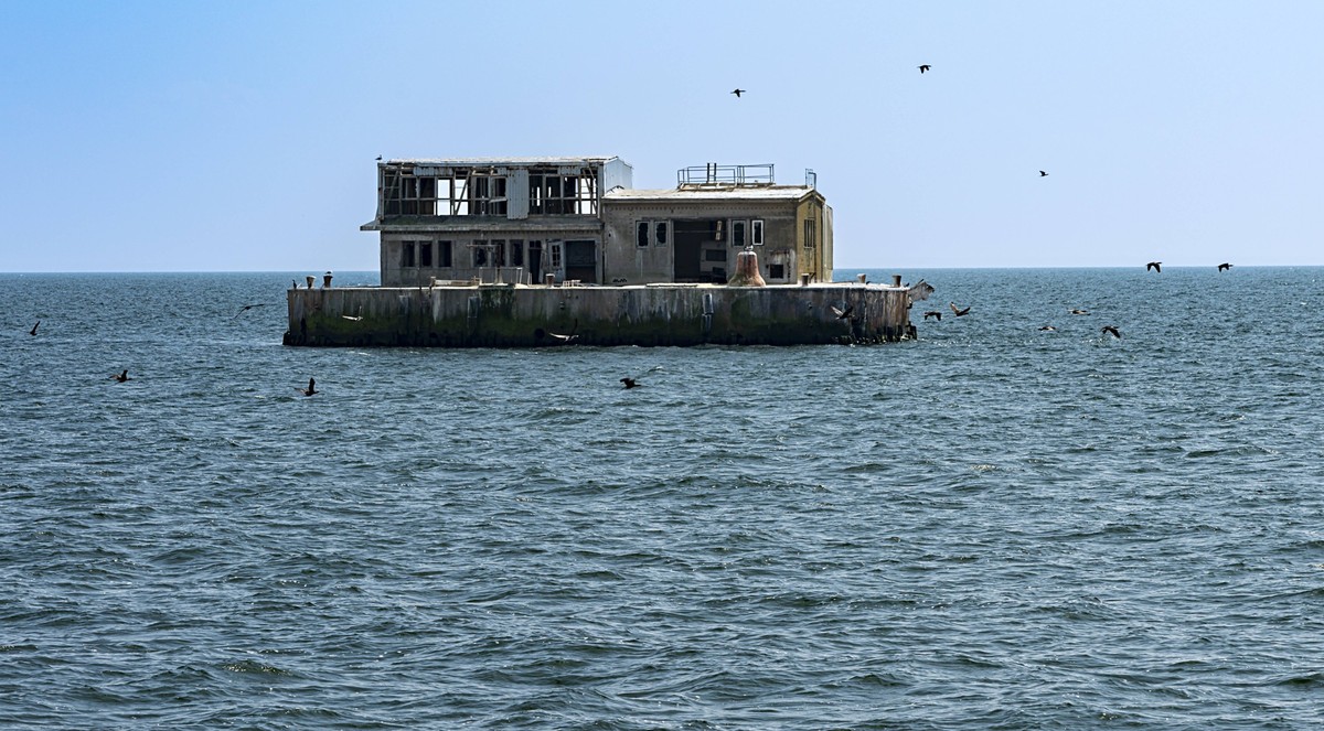 Entmagnetisierungsstation Ostervilm im R�gener Bodden, Mecklenburg-Vorpommern, Deutschland *** degaussing station Ostervilm at R�gener bay, Mecklenburg Western Pomerania, Germany 1020919465