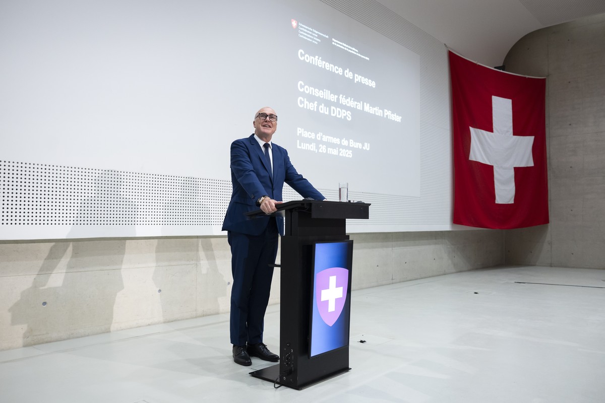 Bundesrat Martin Pfister spricht waehrend einer Medienkonferenz nach den ersten 50 Tagen im Amt ueber die Sicherheitspolitik, am Montag, 26. Mai 2025, auf dem Waffenplatz in Bure. (KEYSTONE/Peter Klau ...