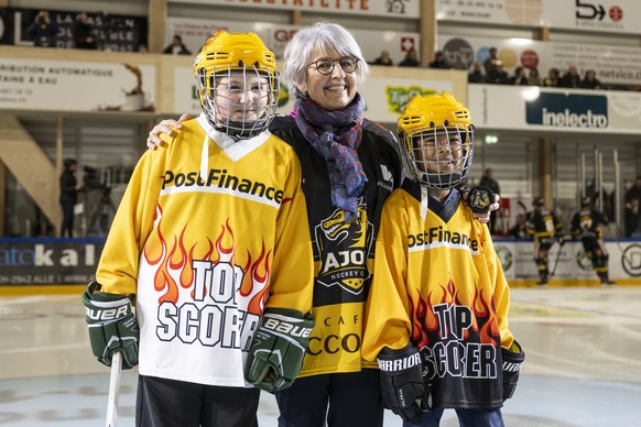 Bundesraetin Elisabeth Baume-Schneider im Team-Shirt von Ajoie, Mitte, posiert mit Postfinance Einlaufkids, vor dem Eishockey-Qualifikationsspiel der National League zwischen dem HC Ajoie und dem HC A ...