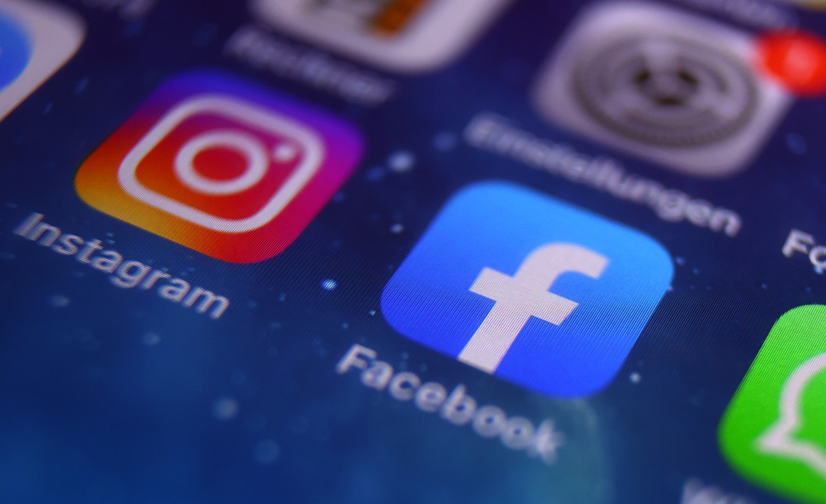 04.10.2021, Bayern, Kempten: ILLUSTRATION - Auf dem Bildschirm eines Smartphones sind die Icons von Instagram, Facebook und WhatsApp zu sehen. (zu dpa: Gro