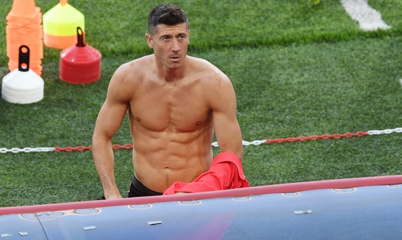 epa06819473 Poland&#039;s Robert Lewandowski during a training session in the Spartak stadium Moscow, Russia, 18 June 2018. Poland will face Senegal in their FIFA World Cup 2018 Group H preliminary ro ...