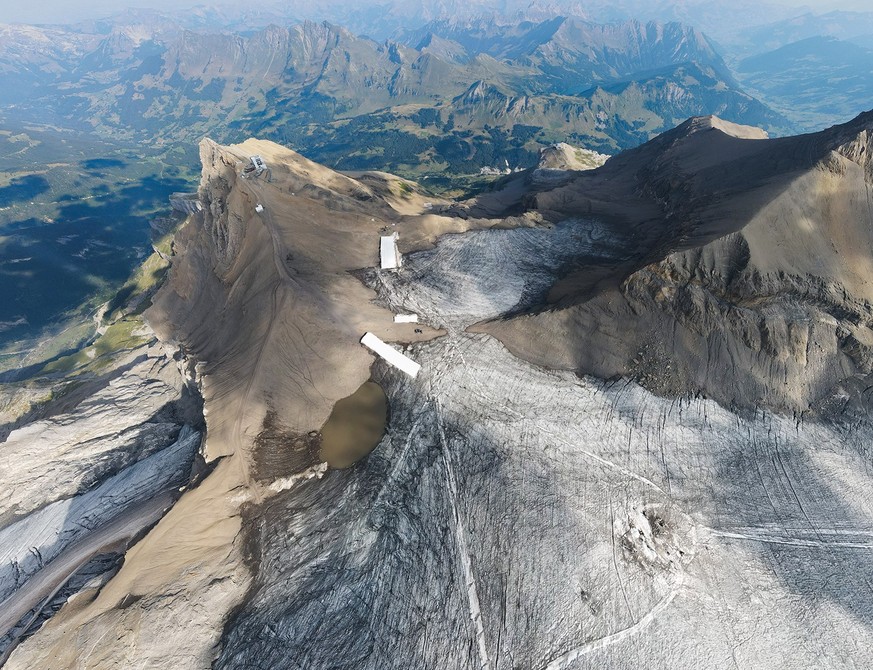 Der fast eisfreie Pass und im Hintergrund links die Bergstation der Gondel vom Col du Pillon her.