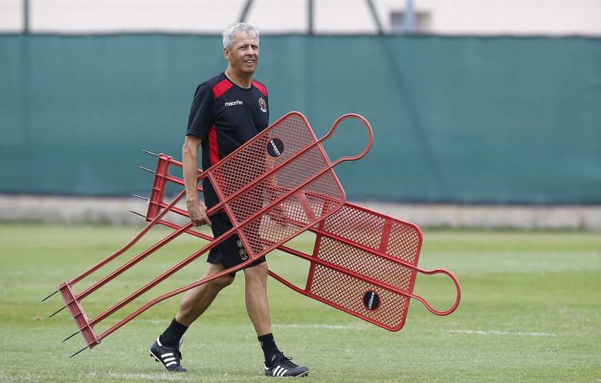 epa05539380 OGC Nice&#039;s Swiss head coach Lucien Favre leads a training session at the Charles-Ehrmann stadium, in Nice, France, 14 September 2016. OGC Nice will face FC Schalke 04 in an UEFA Europ ...
