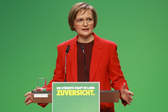 epa11854358 Green Party (Die Gruenen) co-chair Franziska Brantner speaks during the extraordinary federal delegates conference of the Green Party in Berlin, Germany, 26 January 2025. The Greens held a ...