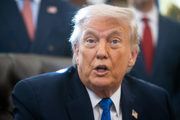 epa12693186 US President Donald Trump signs executive orders in the Oval Office at the White House, Washington, DC, USA, 30 January 2026. EPA/FRANCIS CHUNG / POOL