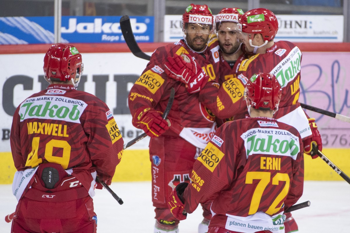 Tigers Ben Maxwell, Robbie Earl, Julian Schmutz und Frederico Lardi, links, jubeln, waehrend dem Meisterschaftsspiel der National League zwischen den SCL Tigers und dem HC Ambri-Piotta, am Samstag, 30 ...